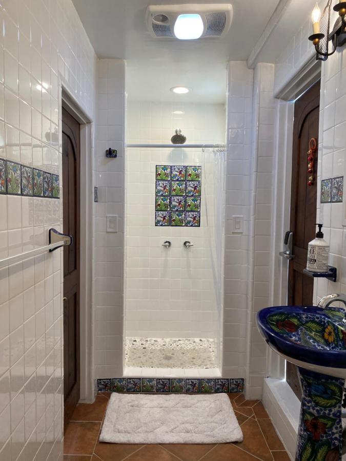 Private W/ Private Full Bathroom & Wifi & Ac & Shared Kitchen In Angeles Habitación en casa particular