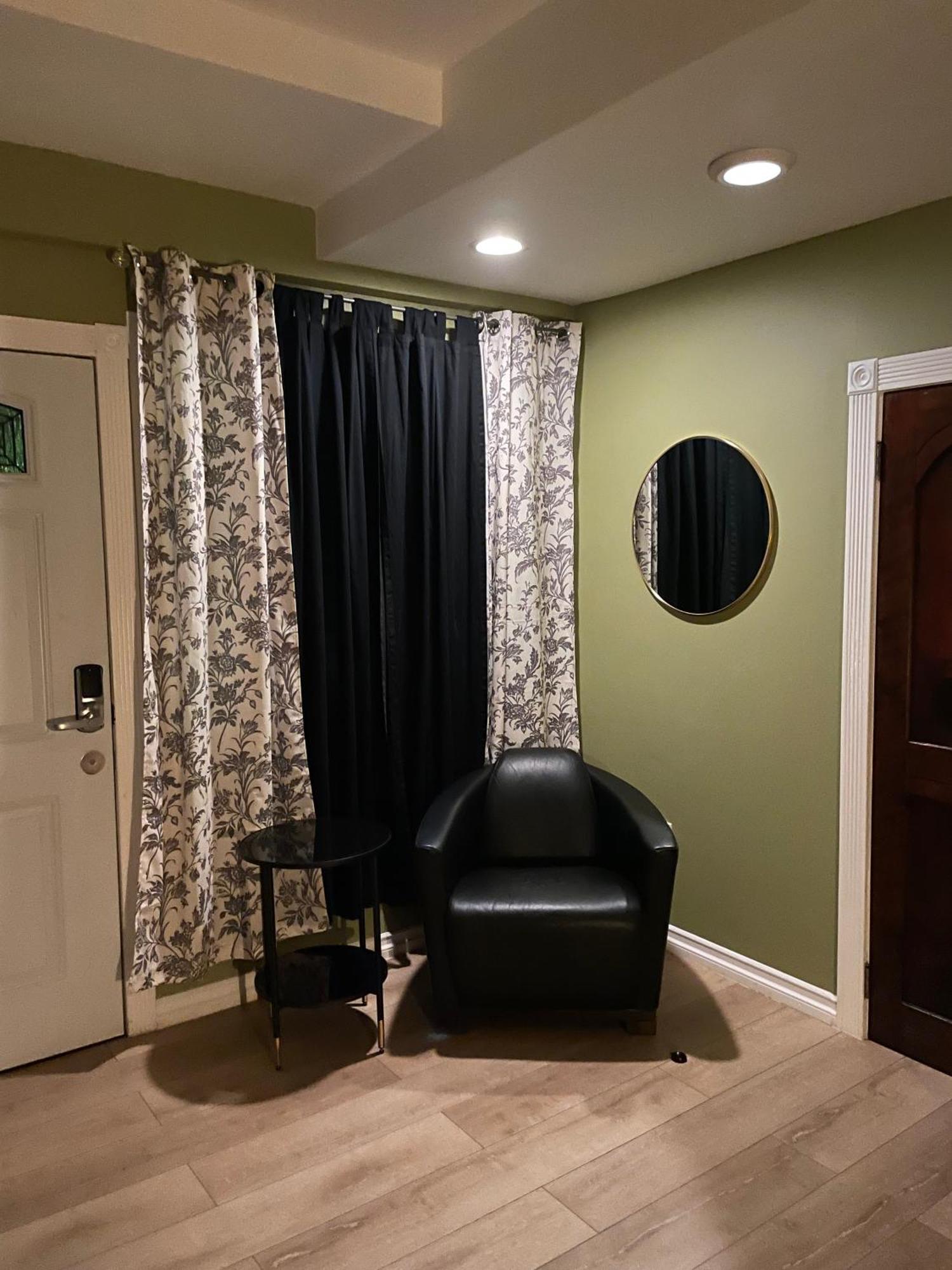 Private W/ Private Full Bathroom & Wifi & Ac & Shared Kitchen In Angeles Habitación en casa particular *